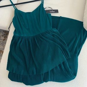 Lulu’s Emerald green tiered pleated midi dress